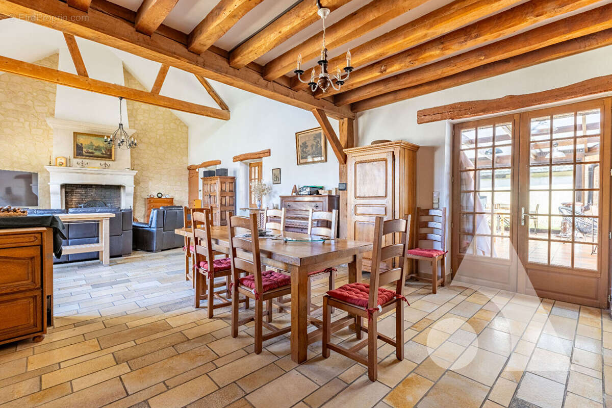 Maison à PEROY-LES-GOMBRIES