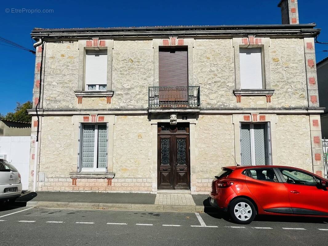 Maison à BARBEZIEUX-SAINT-HILAIRE