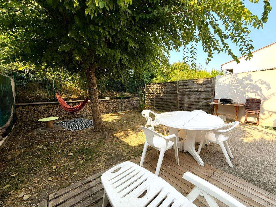 Maison plain-pied - 2 chambres - 64 m² - garage - jardin - photo 2
