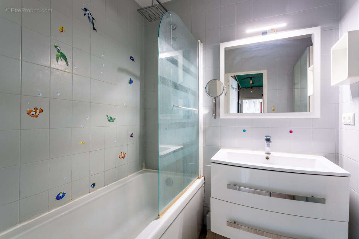 Salle de bain fonctionnelle  appartement 3 chambres Oullins - Appartement à OULLINS