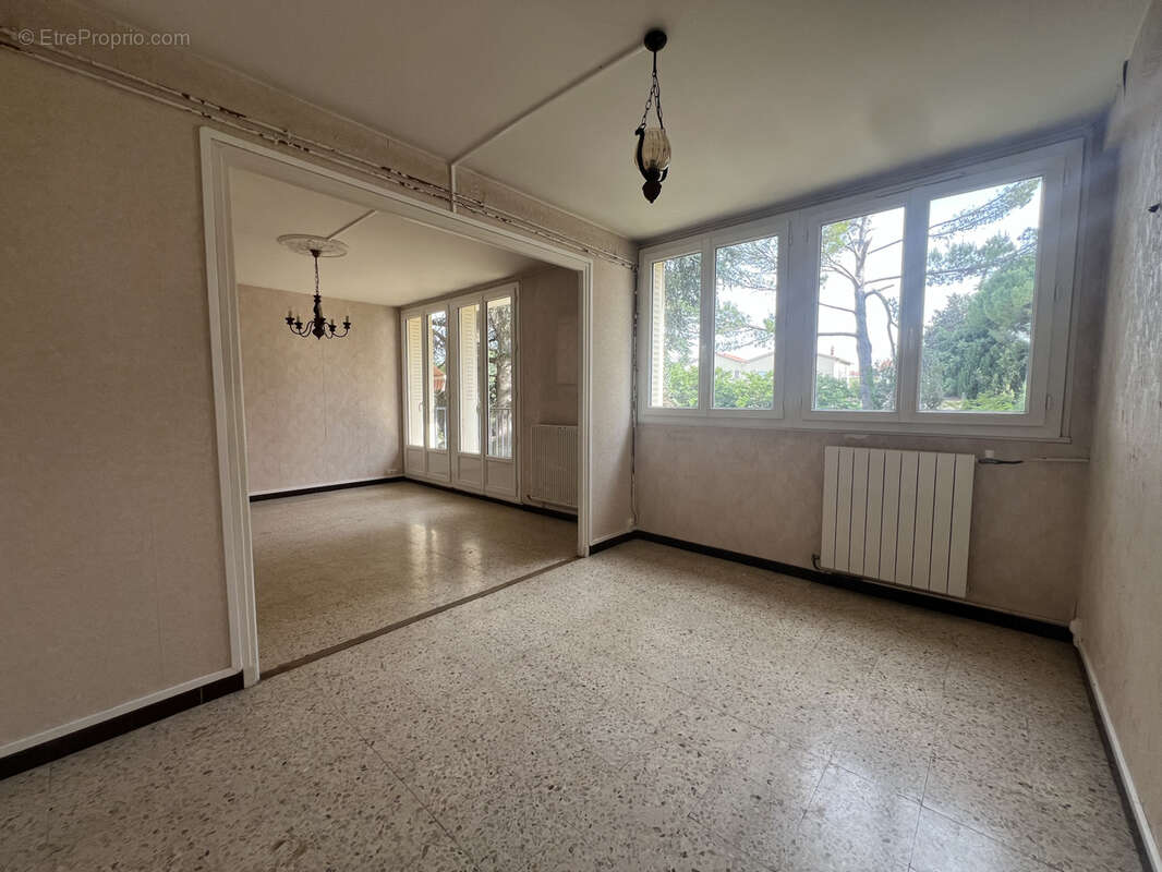 Appartement à BAGNOLS-SUR-CEZE