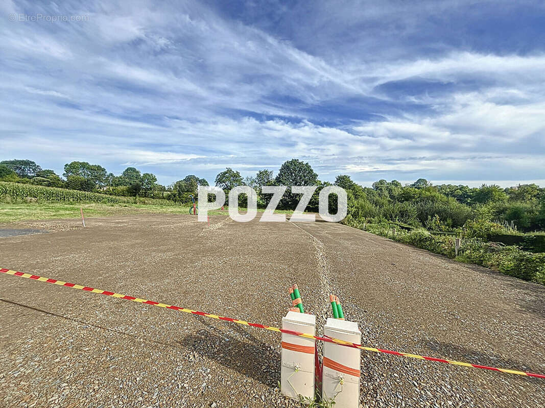 Terrain à VILLEDIEU-LES-POELES