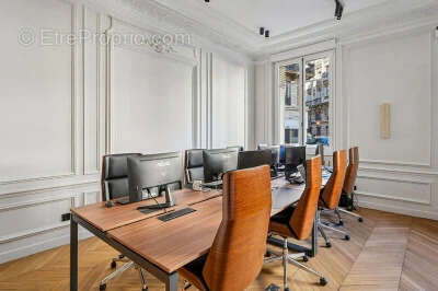 Commerce à PARIS-8E