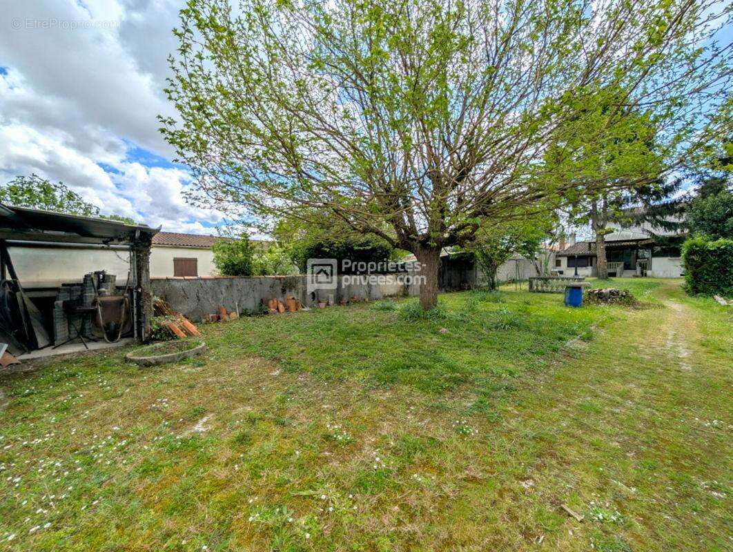 Maison à SAINT-LAURENT-DE-COGNAC