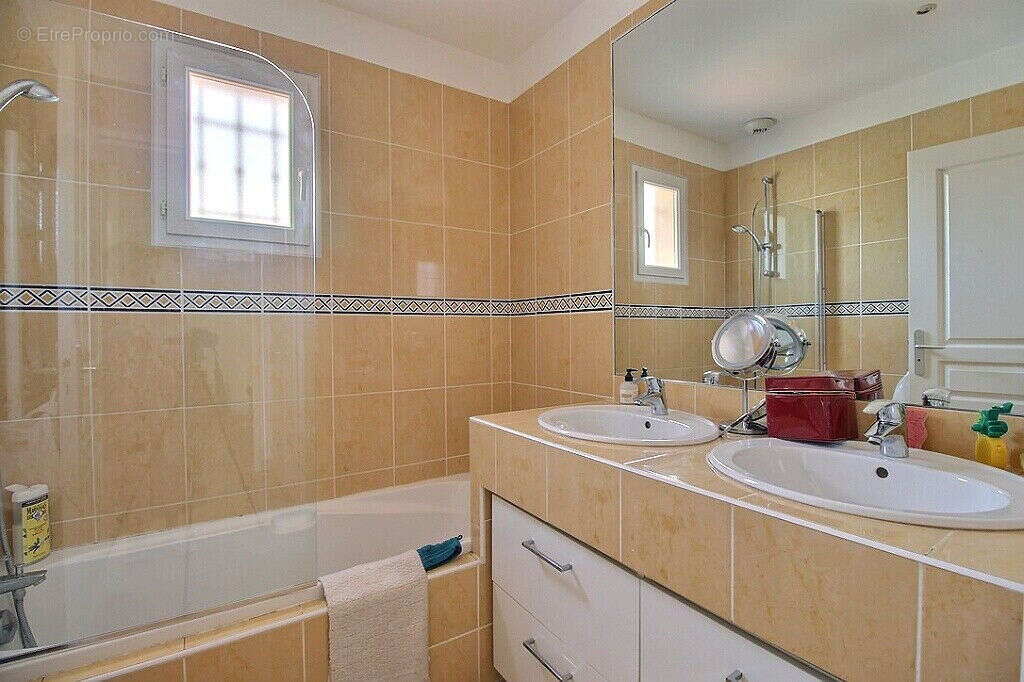 Maison à ROQUEBRUNE-SUR-ARGENS