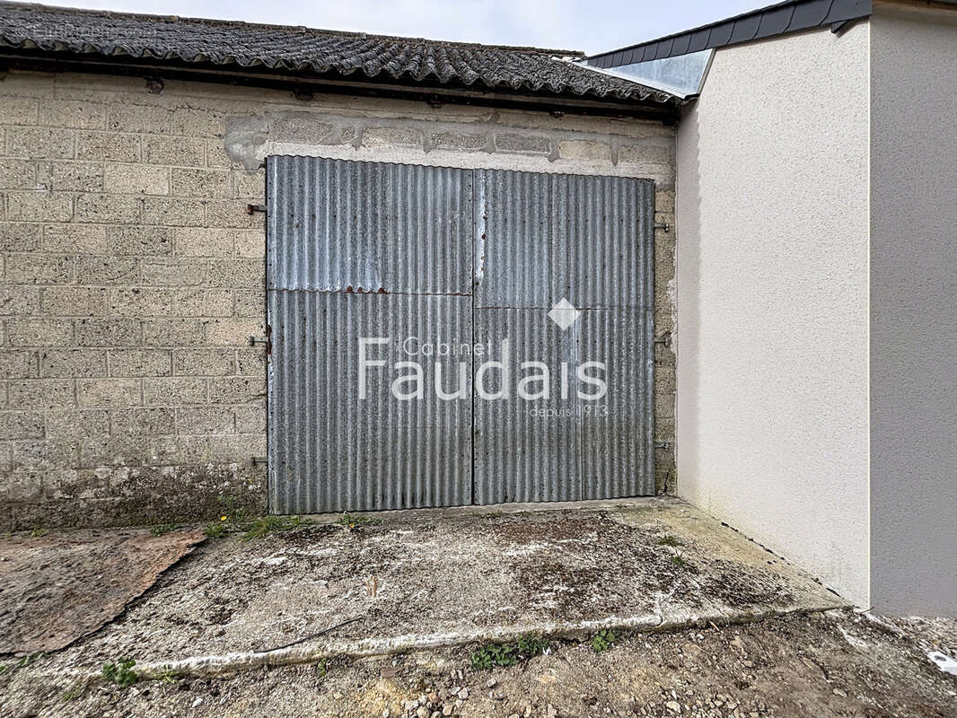 Parking à LA HAYE-DU-PUITS