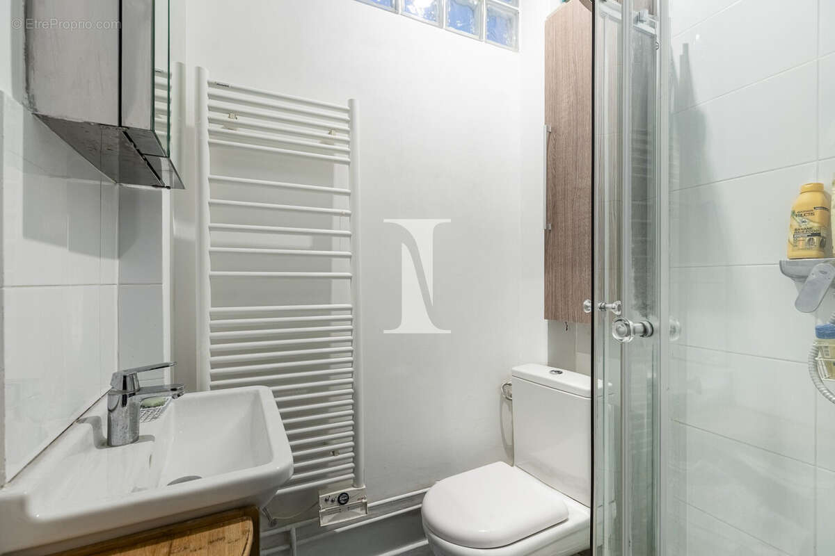 SALE DE DOUCHE - Appartement à PARIS-15E