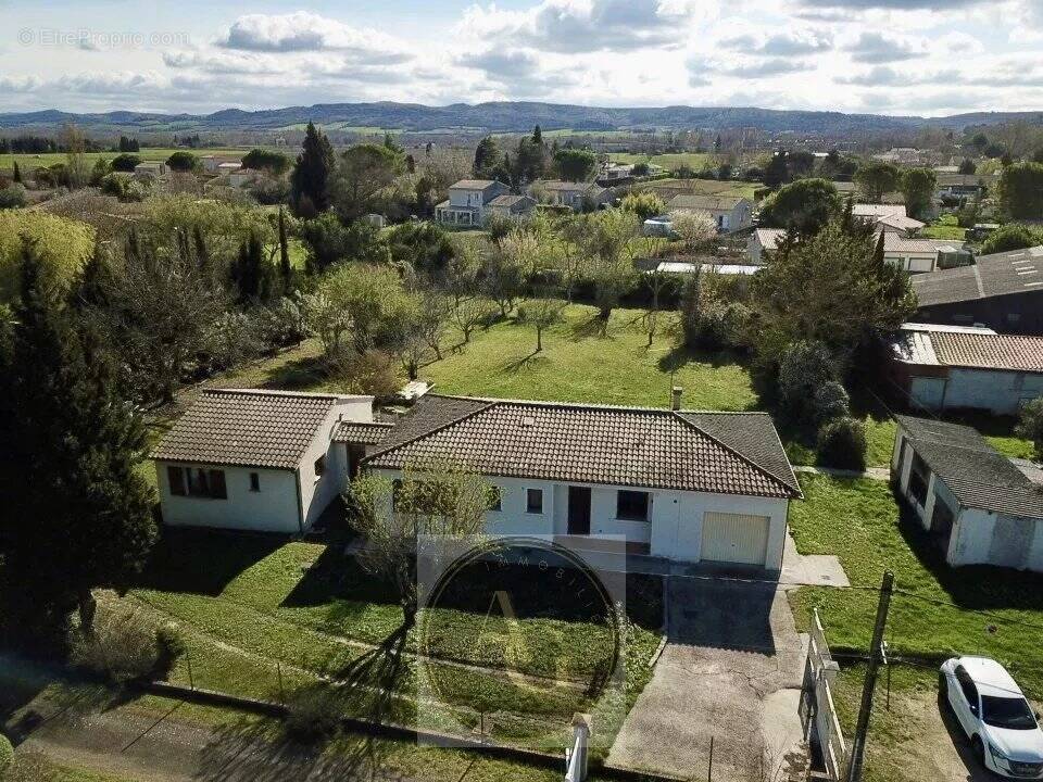 Maison à VILLENEUVE-LA-COMPTAL