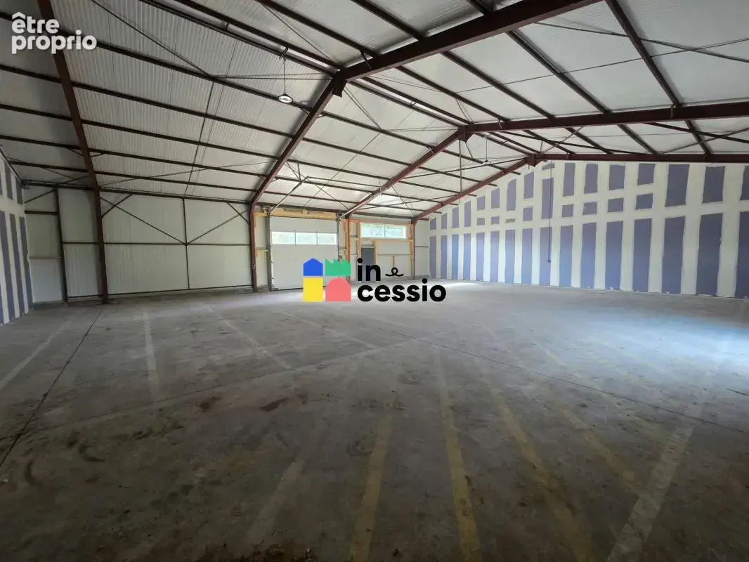 ? À vendre – Cellules d'activité 300 m2 totalement rén - photo 10