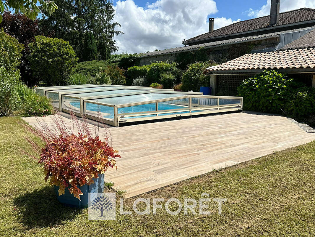 Maison à SAINT-GENIS-DE-SAINTONGE