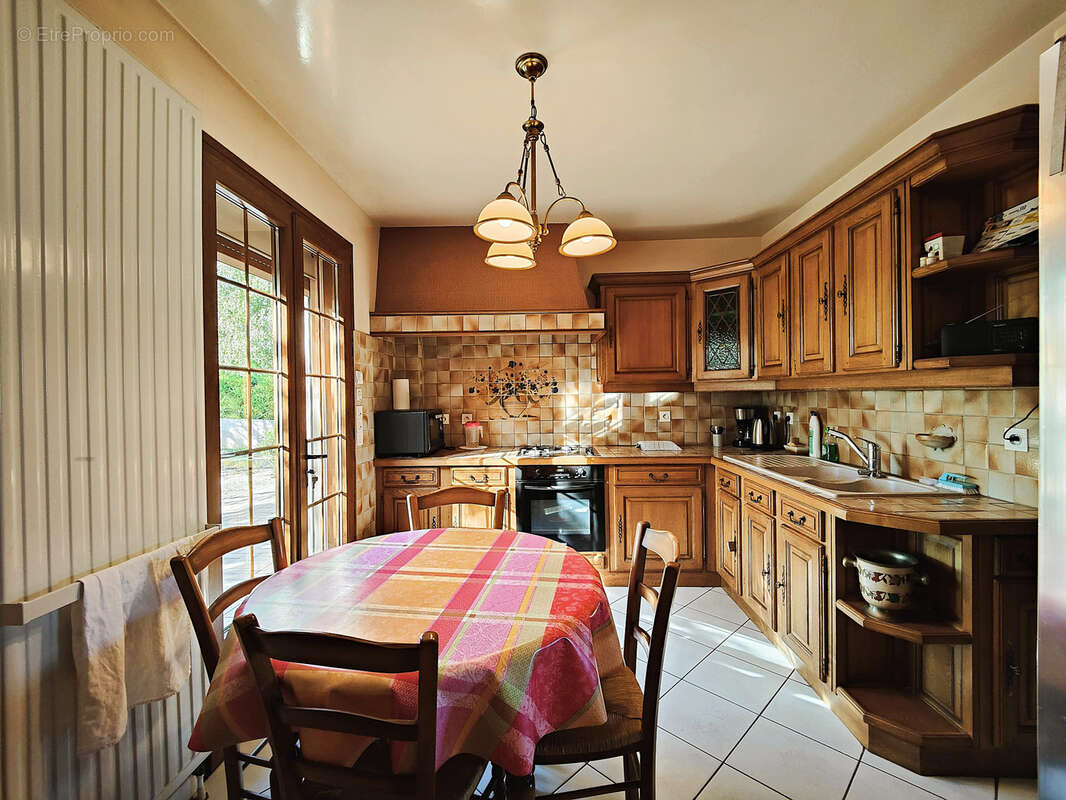 Maison à LAROCHE-SAINT-CYDROINE