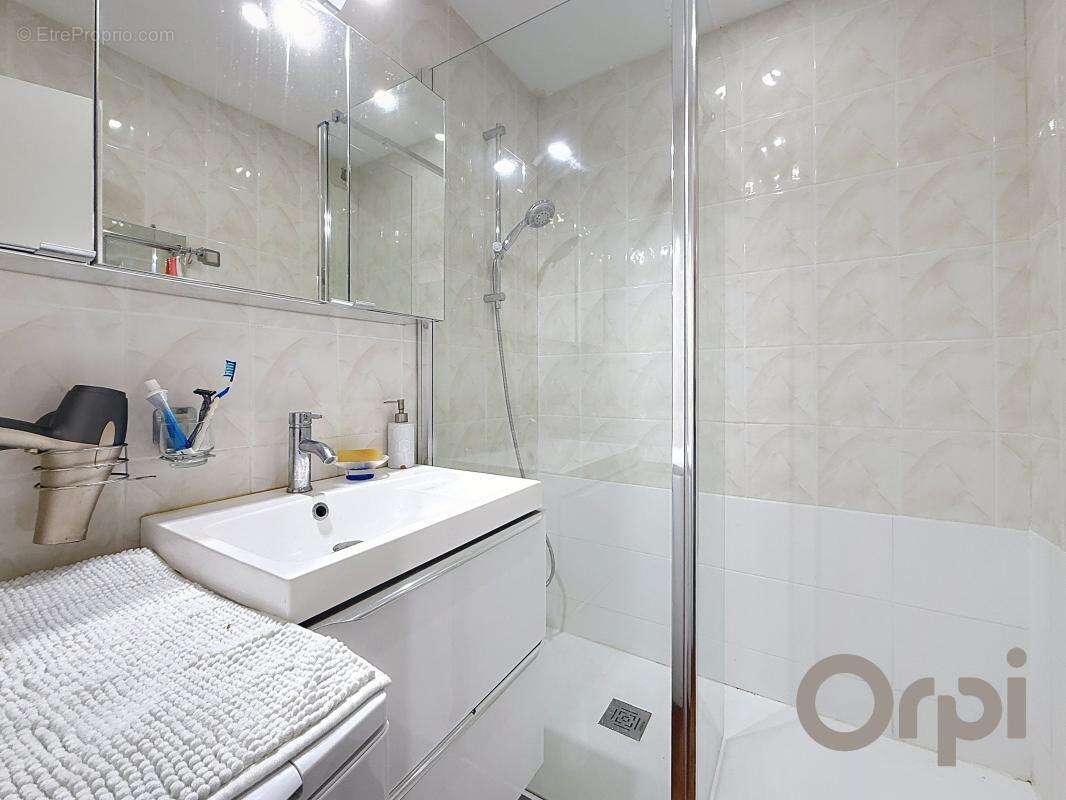 Appartement à ROQUEBRUNE-SUR-ARGENS