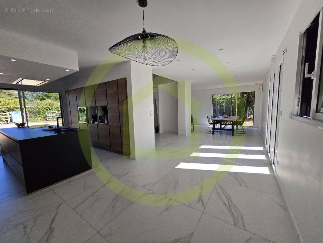 Maison à SAINT-PRYVE-SAINT-MESMIN