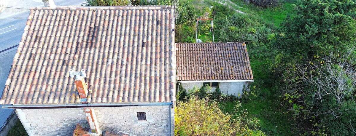 A vendre maison avec un jardin et 2 places de parking sur Vernègues - photo 2