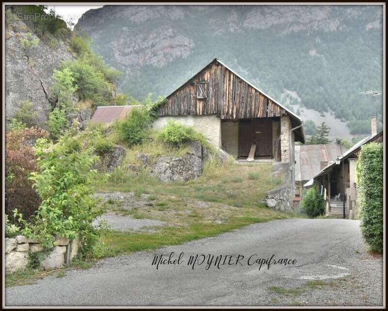 Bâtisse en pierre avec 97 m2 habitables et 600 m2 de potentiel, à LA ROCHE DE RAME (05) - photo 15