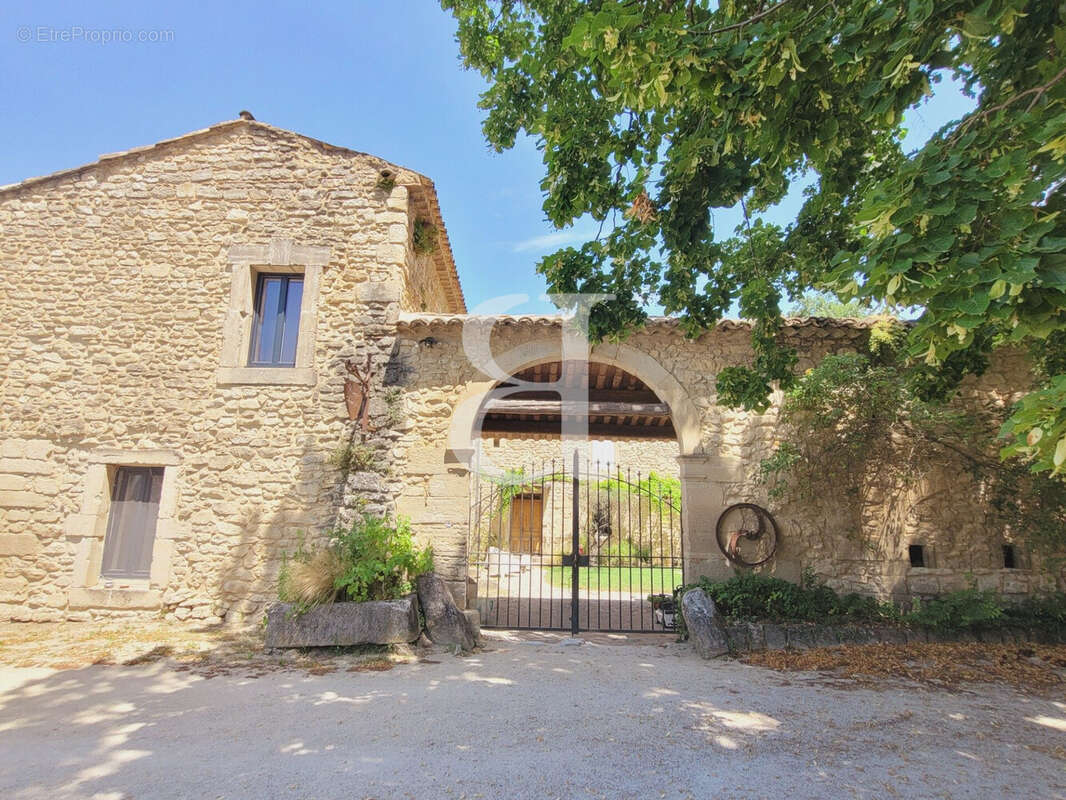 Maison 324 m² à Grignan  - photo 4