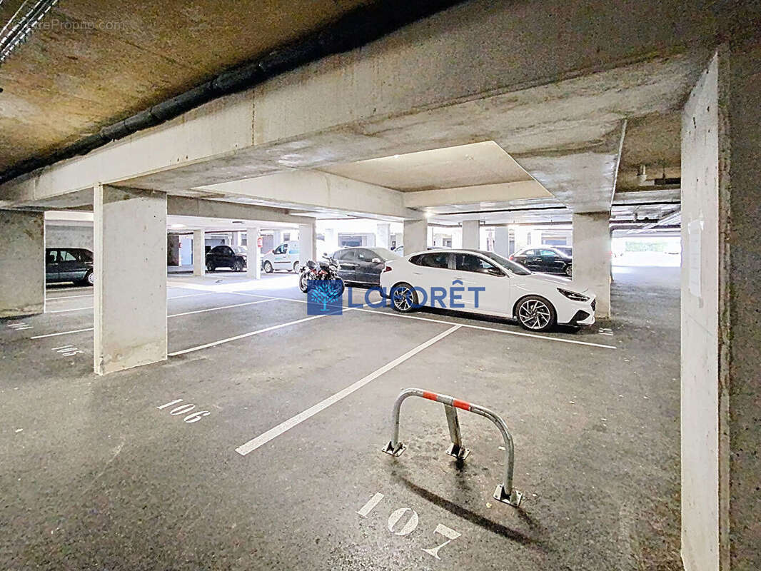 Parking à SAINT-PIERRE-DU-PERRAY