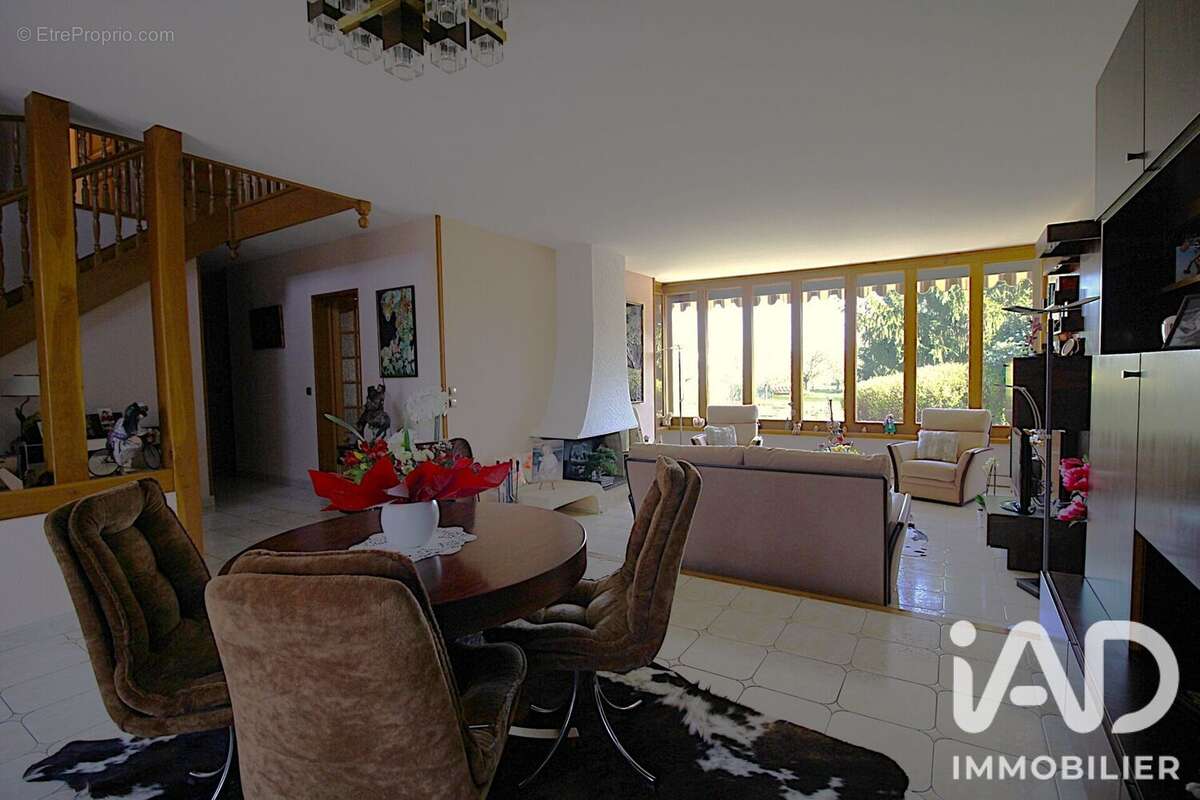 Maison 185 m² à Mandres-Les-Roses  - photo 3