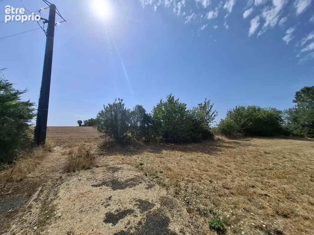 Terrain constructible avec raccordements à l’eau, à l’électricité et au tout-à-l’égout. - photo 7
