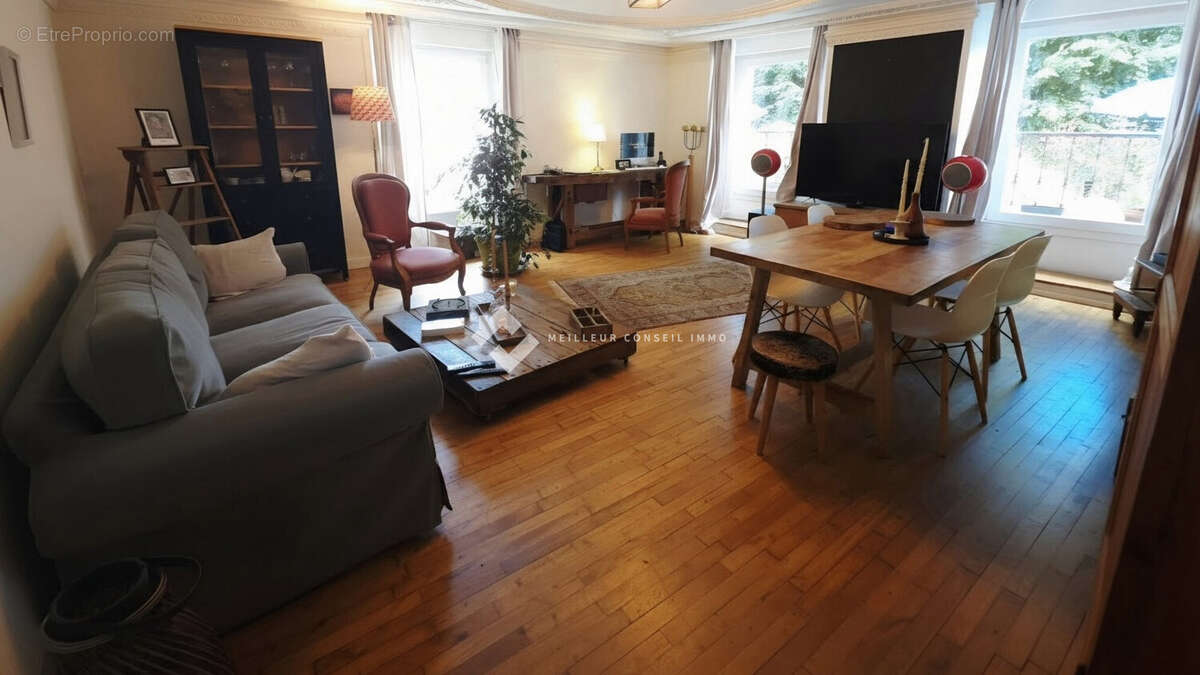 Appartement à QUINTIN