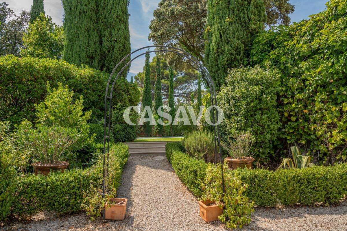 Vente Villa 8 pièces de 272m² - 13100 Saint-Marc-Jaumegarde - photo 4