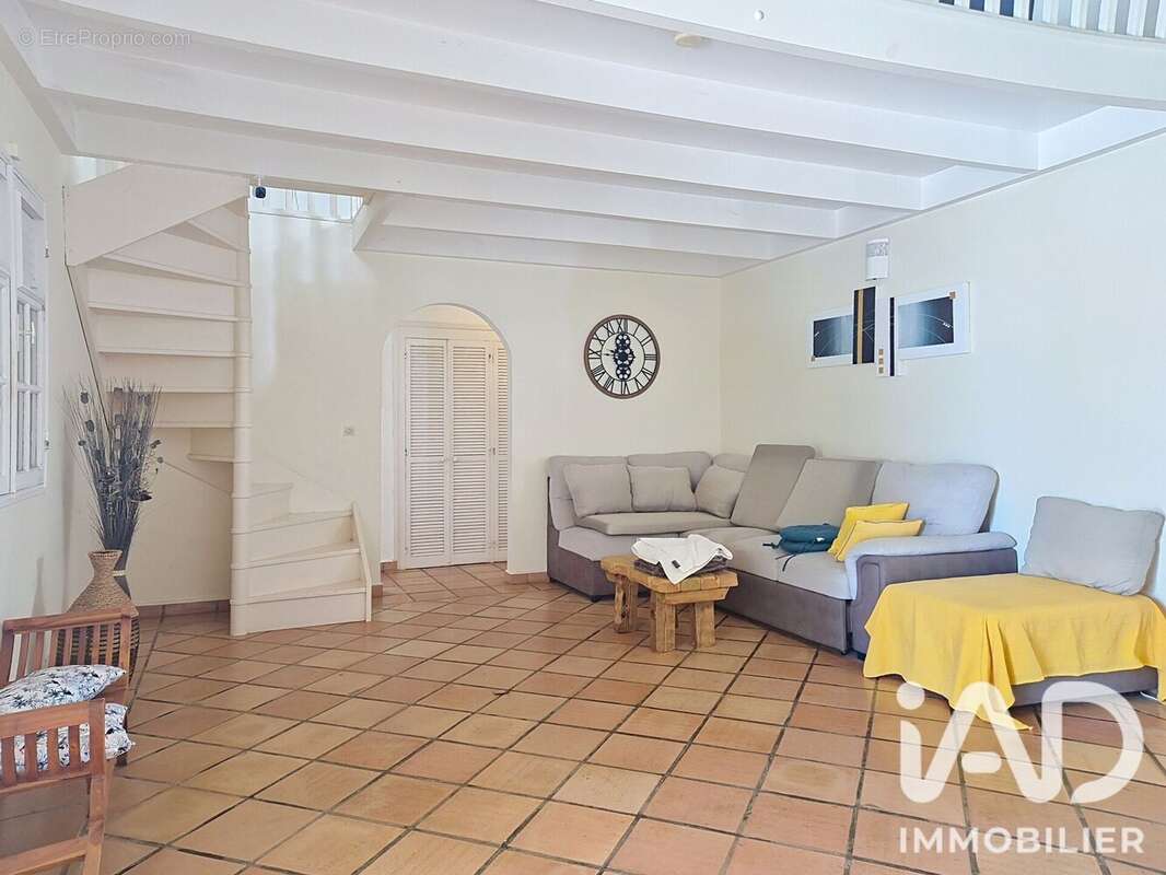 Maison 198 m² à Sainte-Rose  - photo 3
