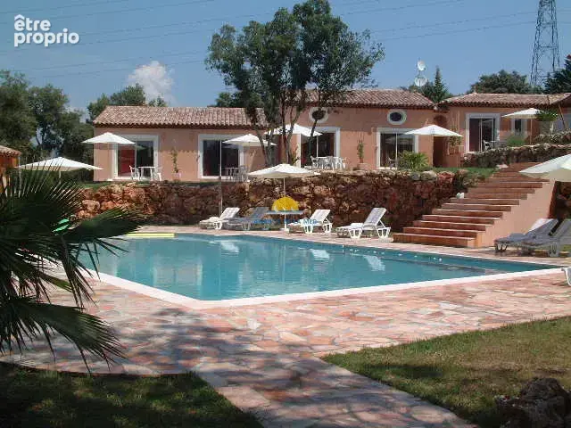 villa de 180 m2 avec 3 studios et un T2  SUR 10000 M2 - photo 1