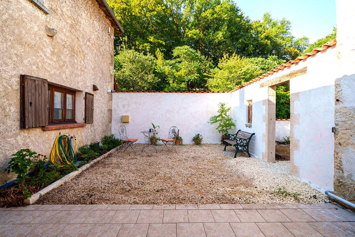 Une Propriété d'Exception au Bord de la Rivière avec de Superbes Vues, à Proximité de l'un des Plus Beaux Villages de la Charent - photo 15