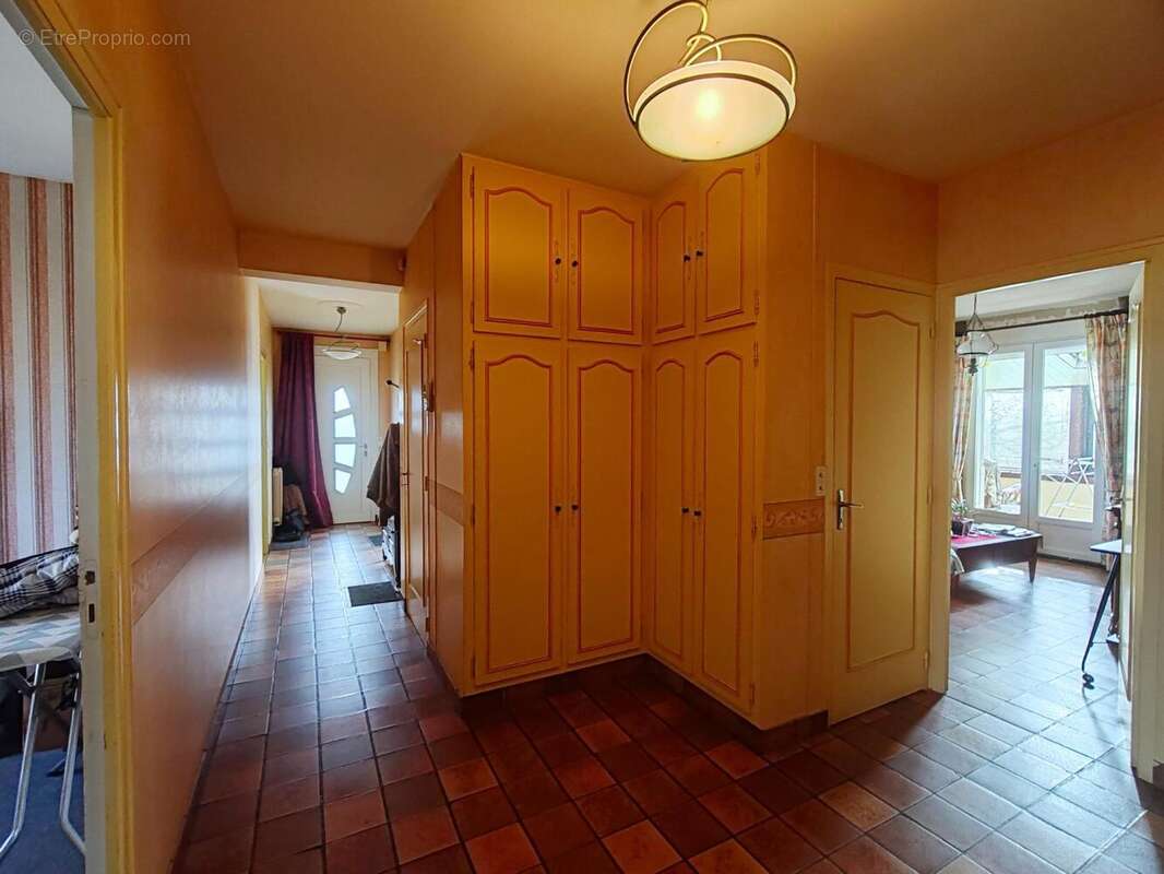 Maison 202 m² à Savigny-Le-Vieux  - photo 6