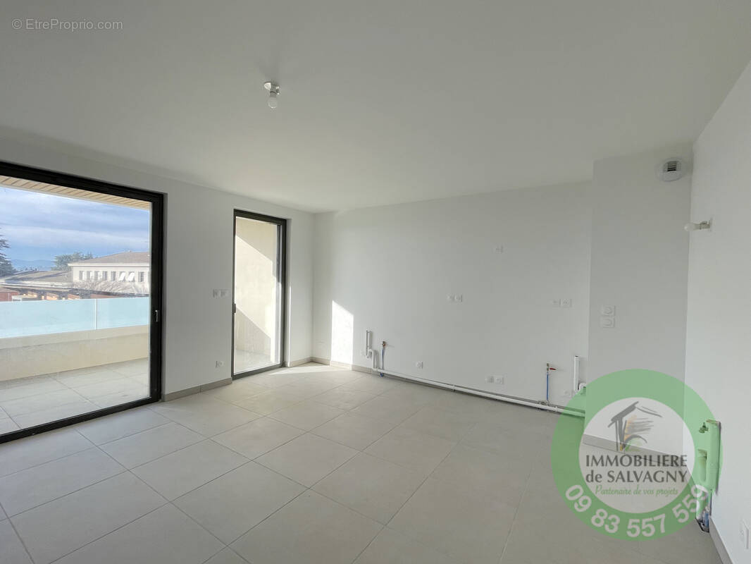 Appartement à LA TOUR-DE-SALVAGNY
