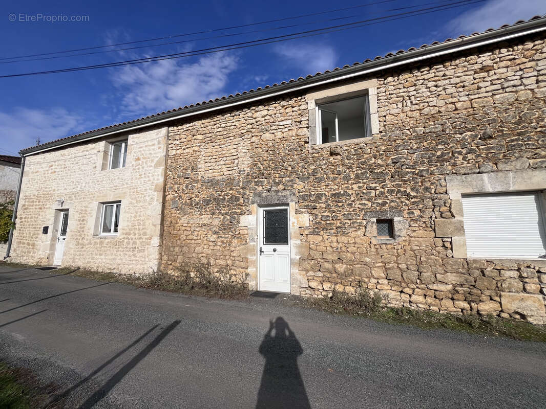 Maison à SAINT-SIGISMOND-DE-CLERMONT