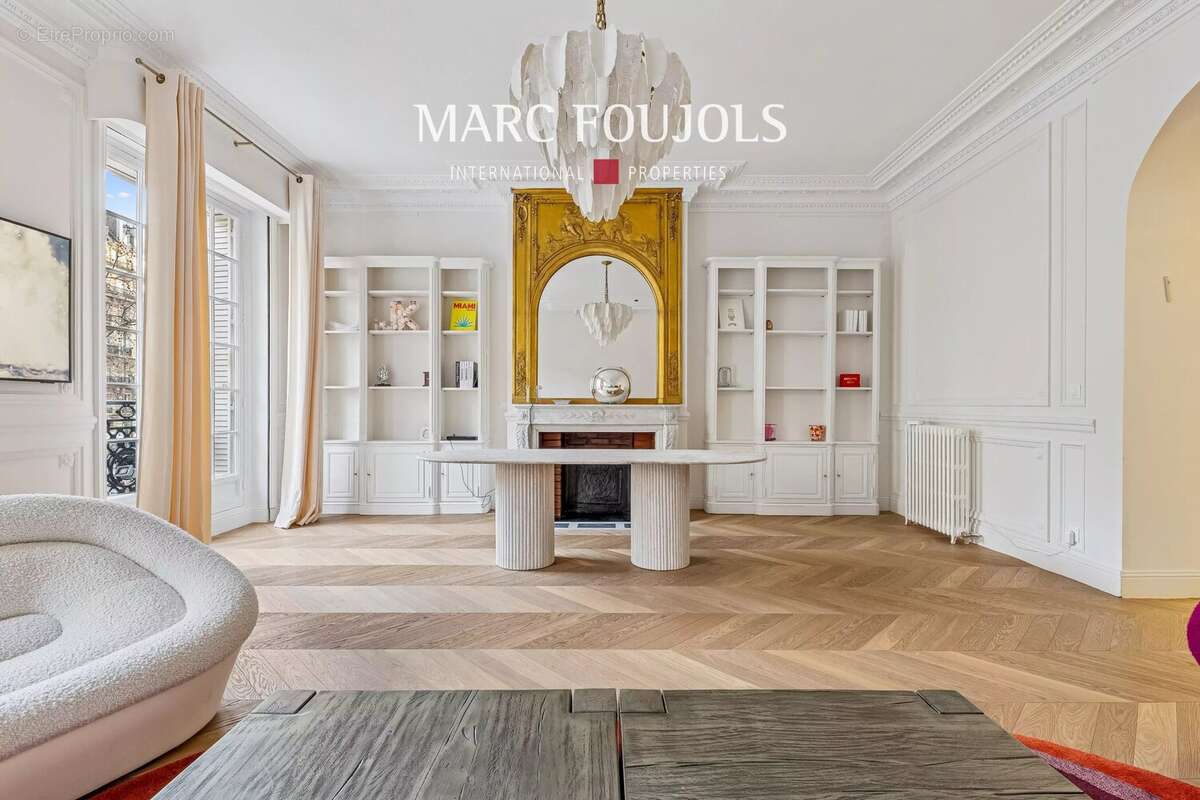 Appartement à PARIS-16E