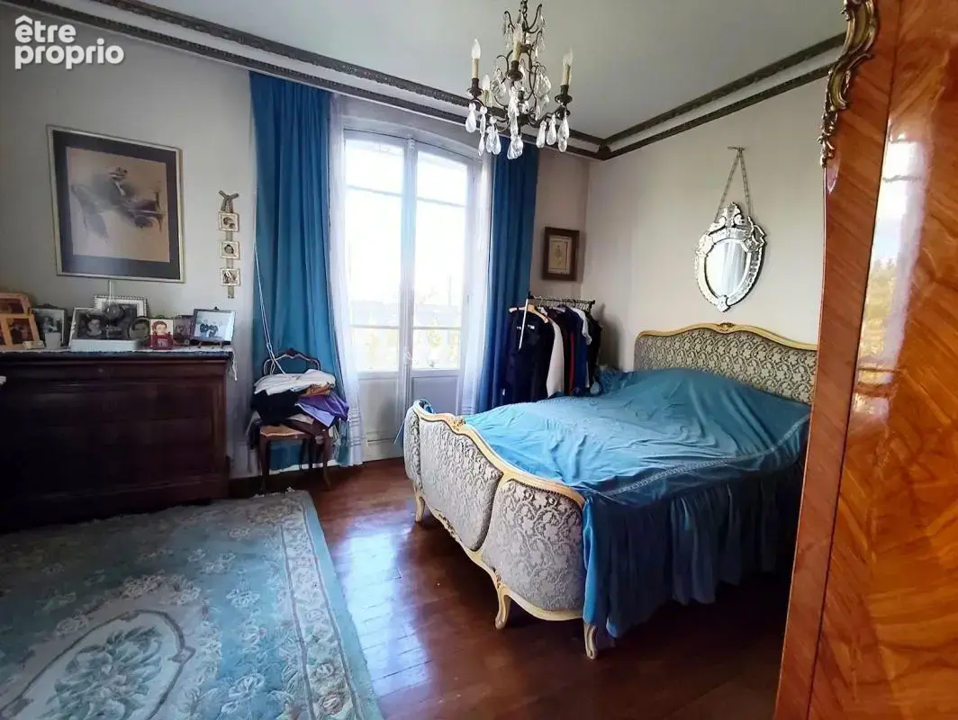 Central et calme sur 1400m² de terrain ! Propriété meulière de caractère de 250m² comprenant séjour triple et 5 chambres, sur un - photo 15