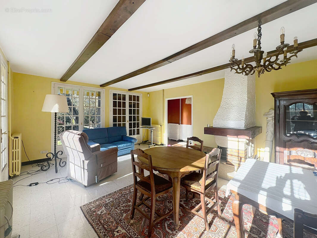 Maison à SAINT-GENIS-LES-OLLIERES