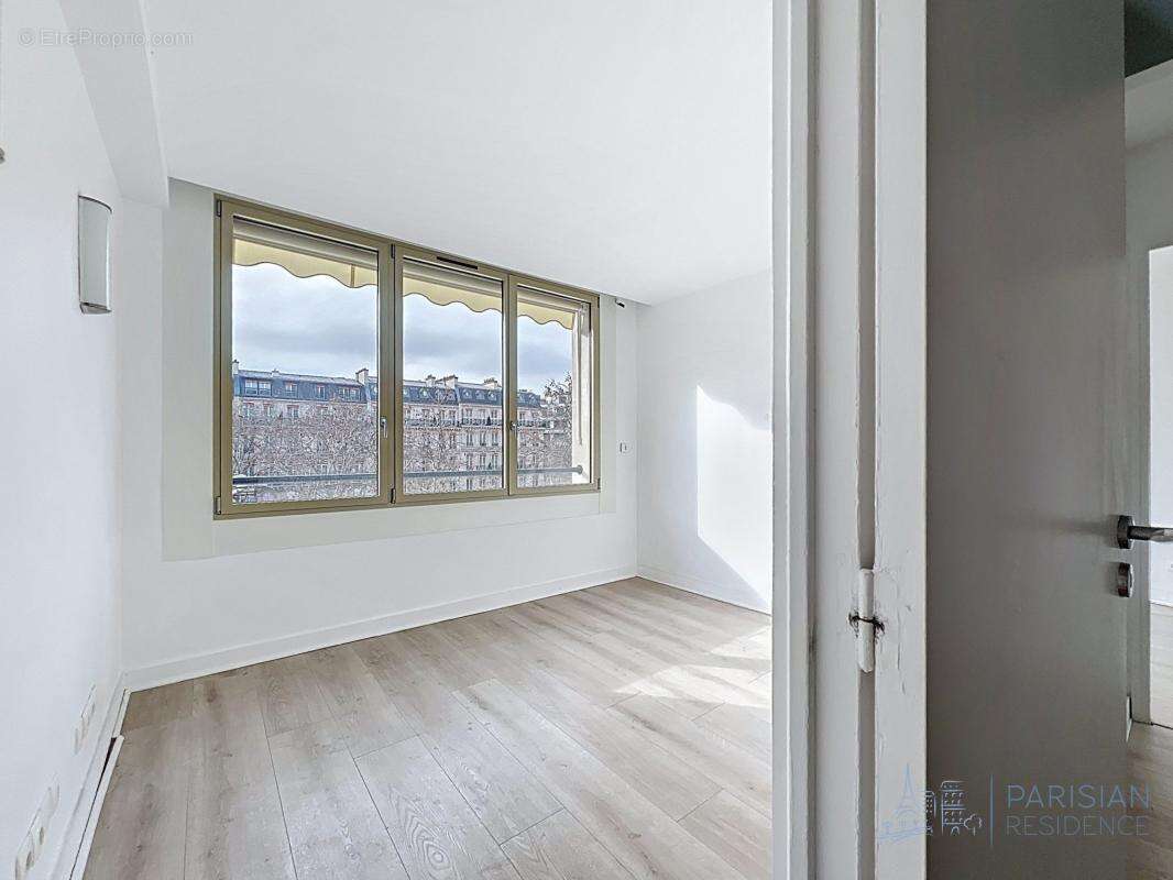 Commerce à PARIS-8E