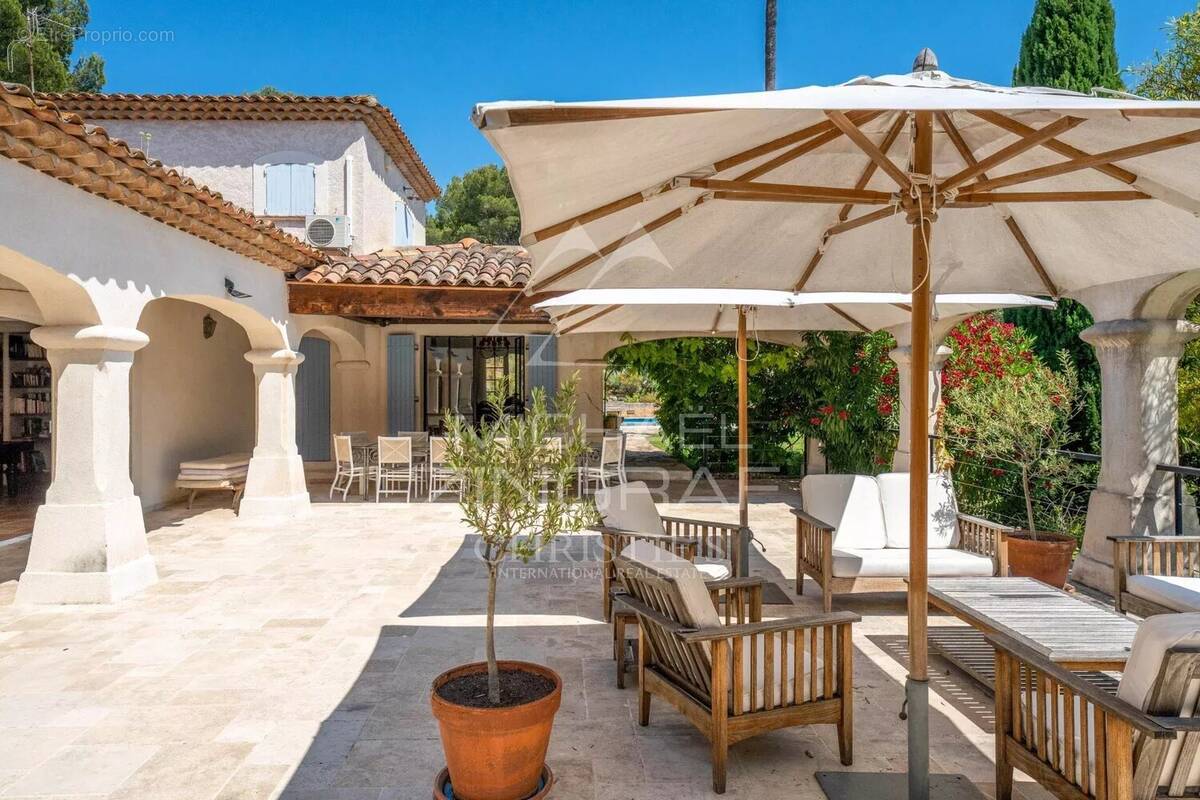 Maison à SAINT-CYR-SUR-MER