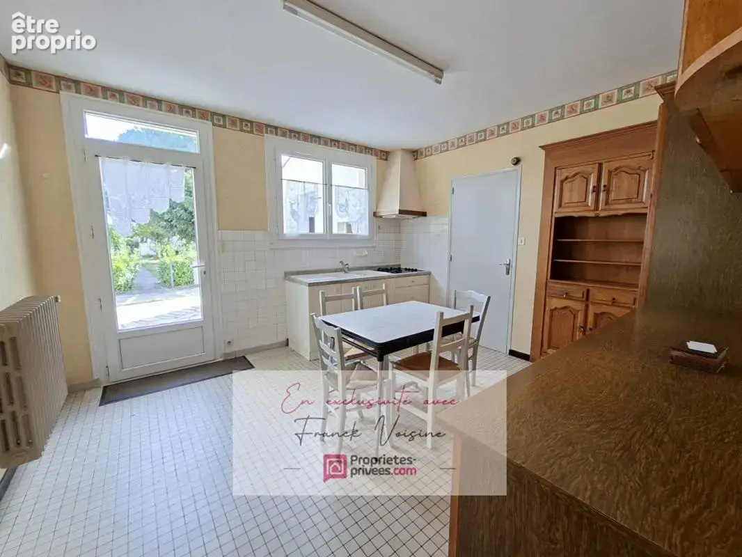 A VENDRE en Exclusivité aux Herbiers, maison plain-pied de 106 m2 avec 3 chambres et 1 dépendance sur une parcelle de 2200 m2 en - photo 2