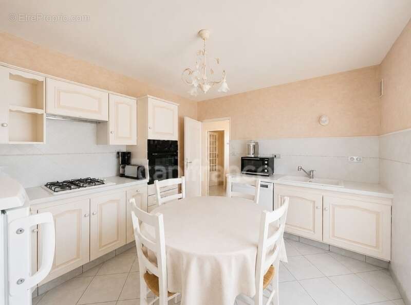 À vendre : Villa grand garage à CHATENOY-EN-BRESSE (71) – 4 chambres, 183 m² habitables terrain de 1728 m² - photo 4