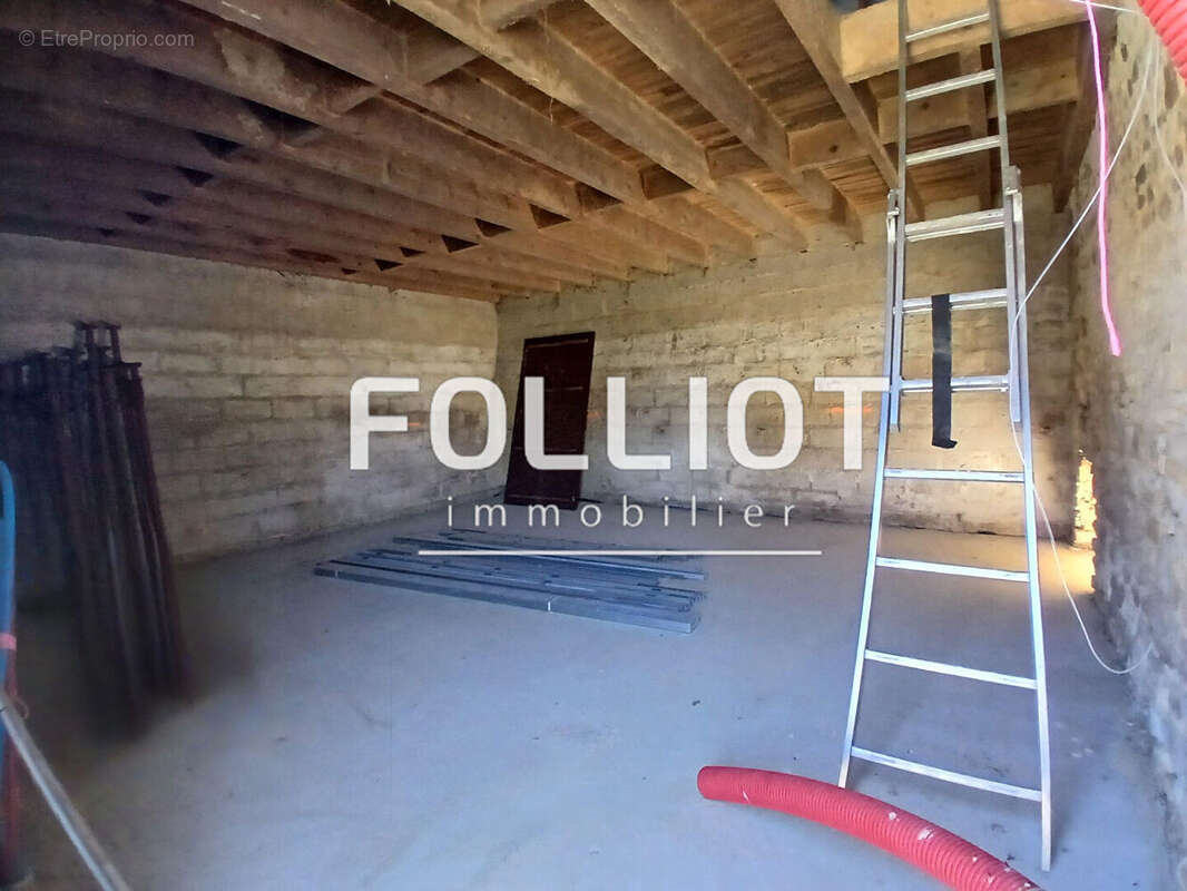À vendre - Ancien bâtiment à rénover avec dépendance - Belle opportunité - Montsenelle - photo 2