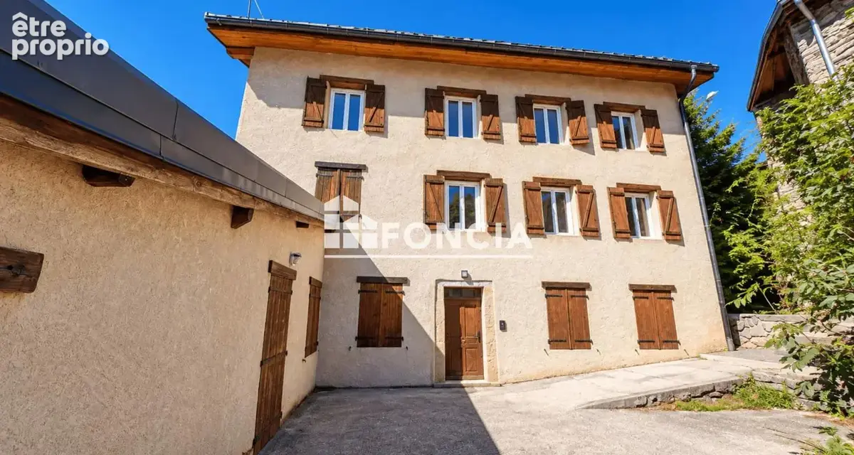 Peisey-Nancroix – Ancien hôtel sur 1 245 m² de terrain, offrant près de 1 088 m² de surfaces existantes et un projet portant l’e - photo 3