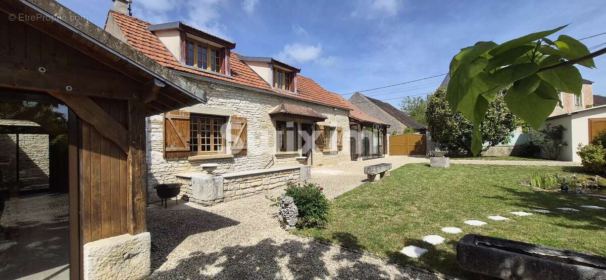 Maison à NOYERS