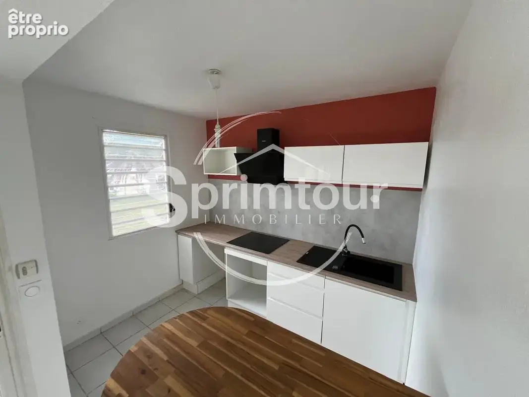 SAINT-CLAUDE - Appartement T3 rénové avec terrasse dans une résidence sécurisée avec piscine - photo 4