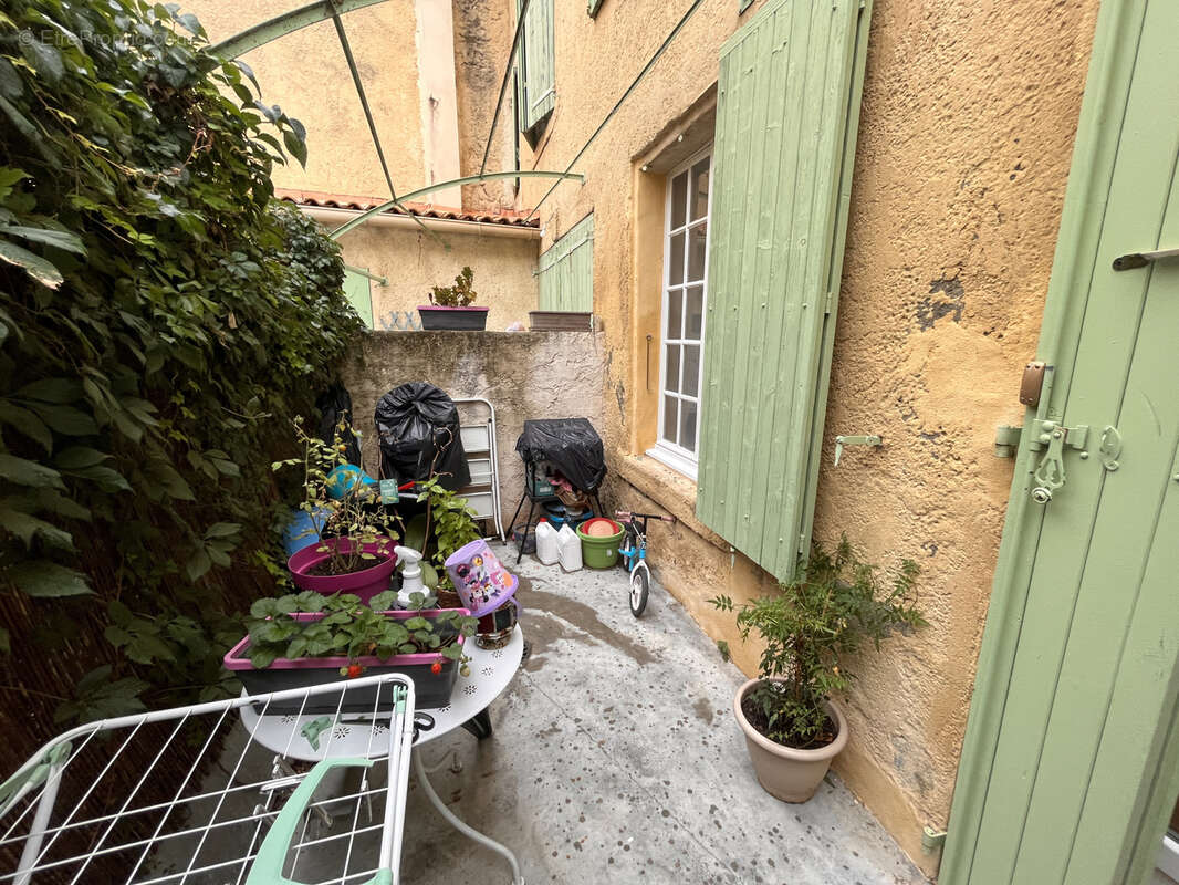 Immeuble de rapport à BEZOUCE, situé à 10 km à l'est de Nîmes, en plein centre du village. - photo 7