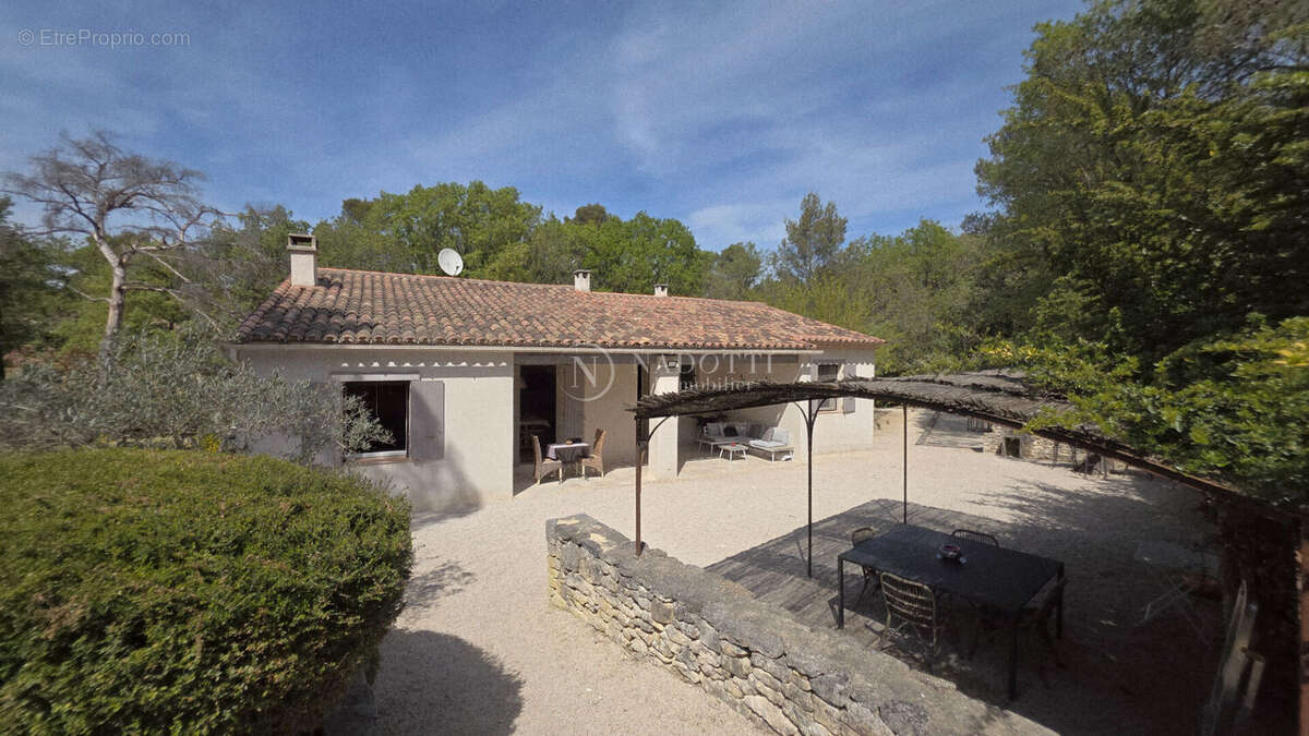 Maison à MENERBES