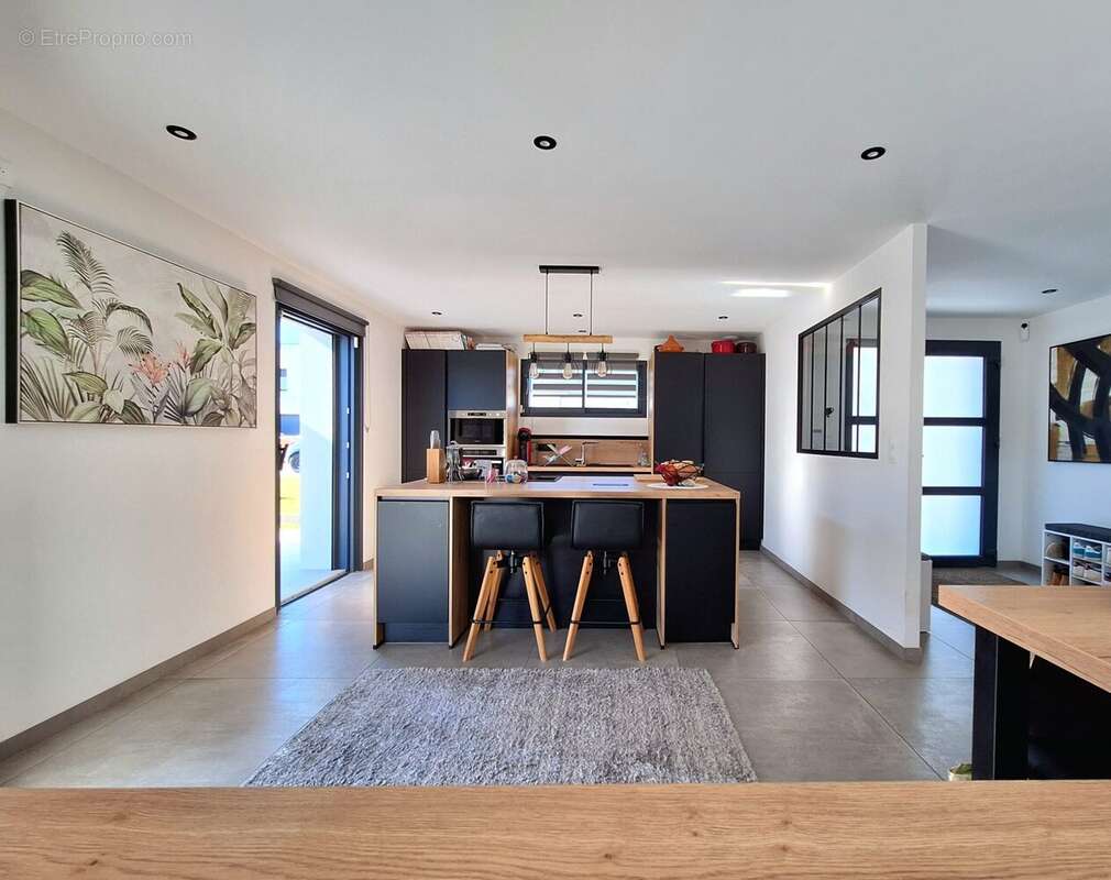 Cuisine vu depuis pièce principale - Maison à JEUXEY