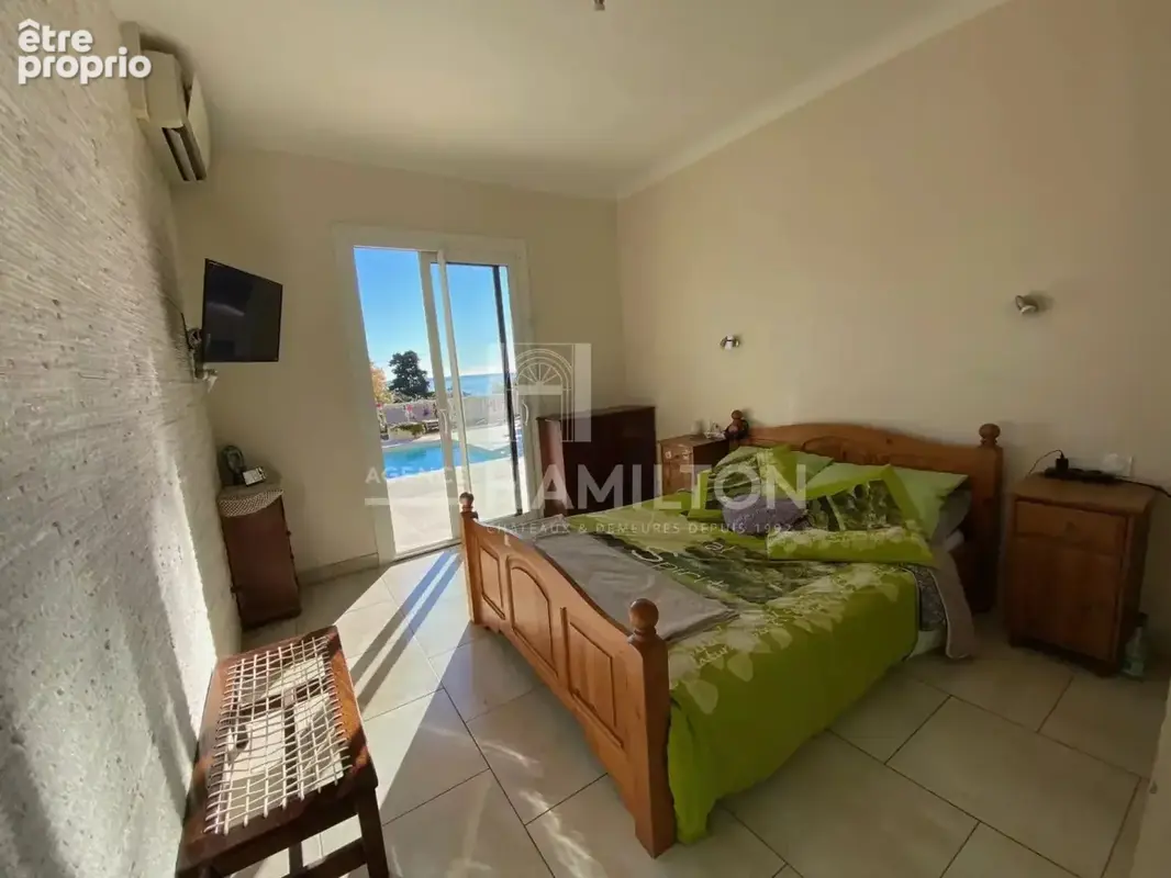 A deux pas du bord de mer à Golfe-Juan, superbe villa offrant un - photo 13