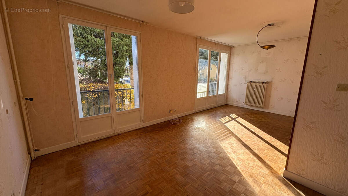 Appartement à YZEURE