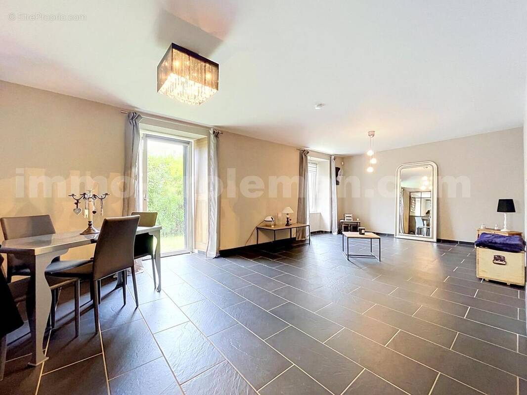 Maison 159 m² à Etaux  - photo 1