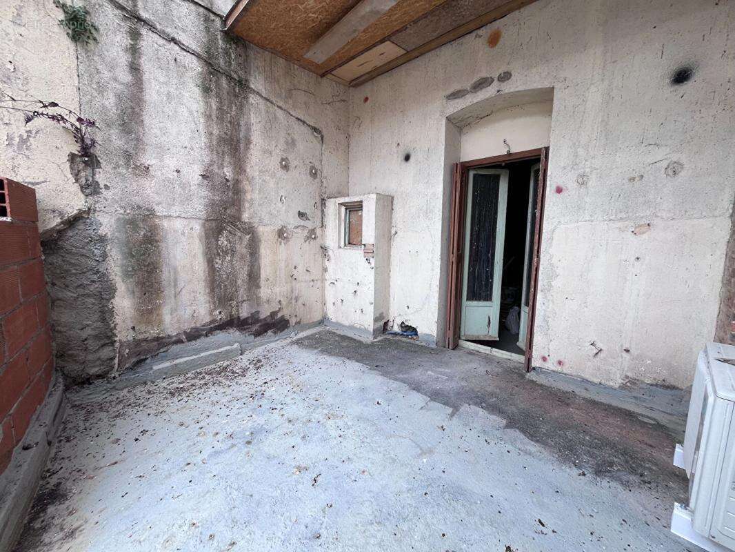 Immeuble de rapport de 200 m² environs à rénover pouvant être aménagé en deux appartements et un local - photo 3