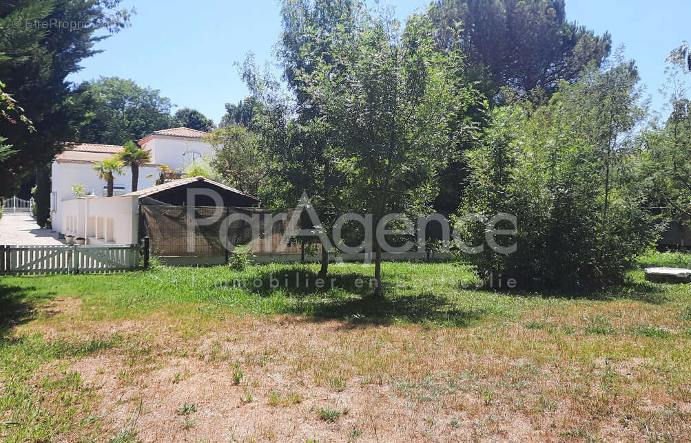 Terrain à VAUX-SUR-MER